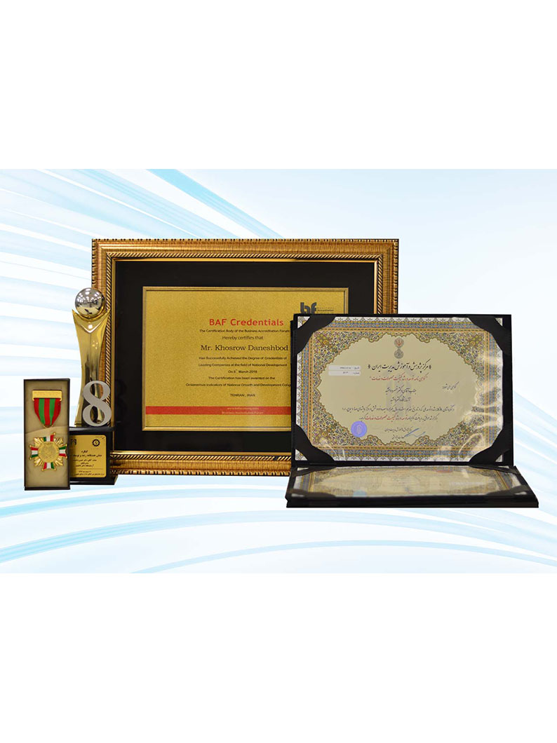 دریافت نشان هشتگانه رشد و توسعه ملی